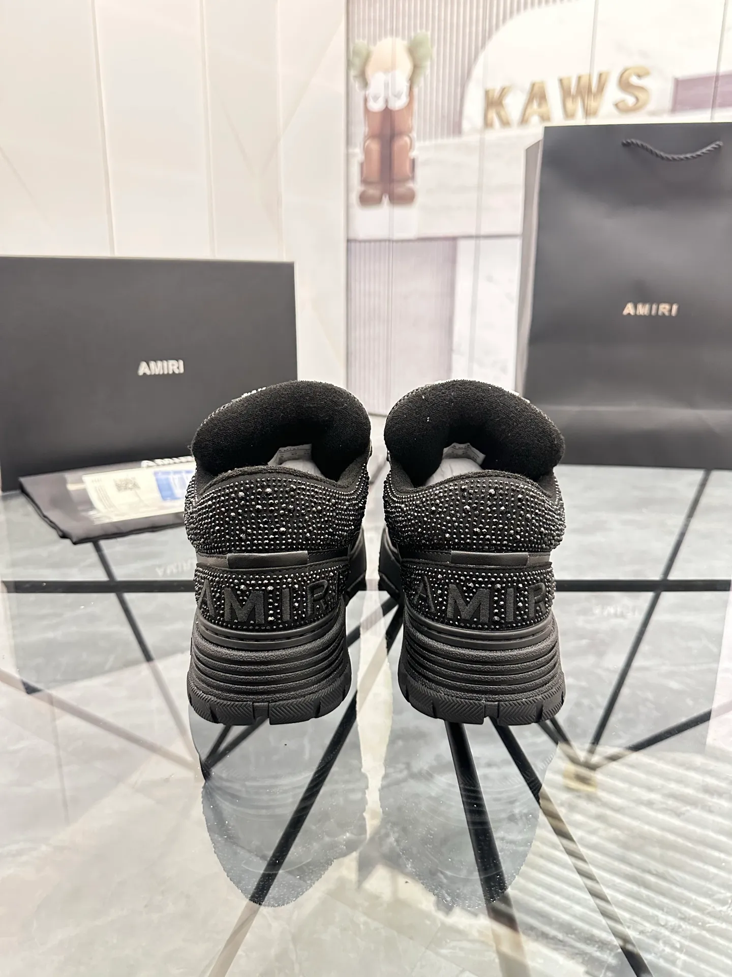 Men's shoes: 💰P760¥ Guangzhou top quality Product trademark: AMIRI* "Amir*] low-top casual shoes Regular size: 39-44 (can be customized to 45) Product material: imported first-layer cowhide leather upper, professional hot-drilling process, breathable lining, original outsole. Number: 525